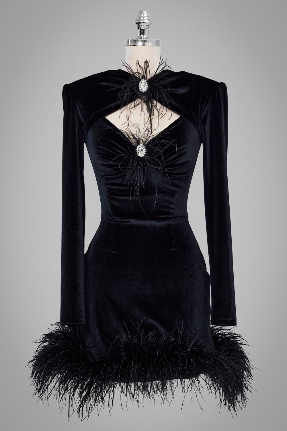 Schwarzes Minikleid aus Samt mit langen Ärmeln, Strass-Details, Cut-outs und Federn am Saum