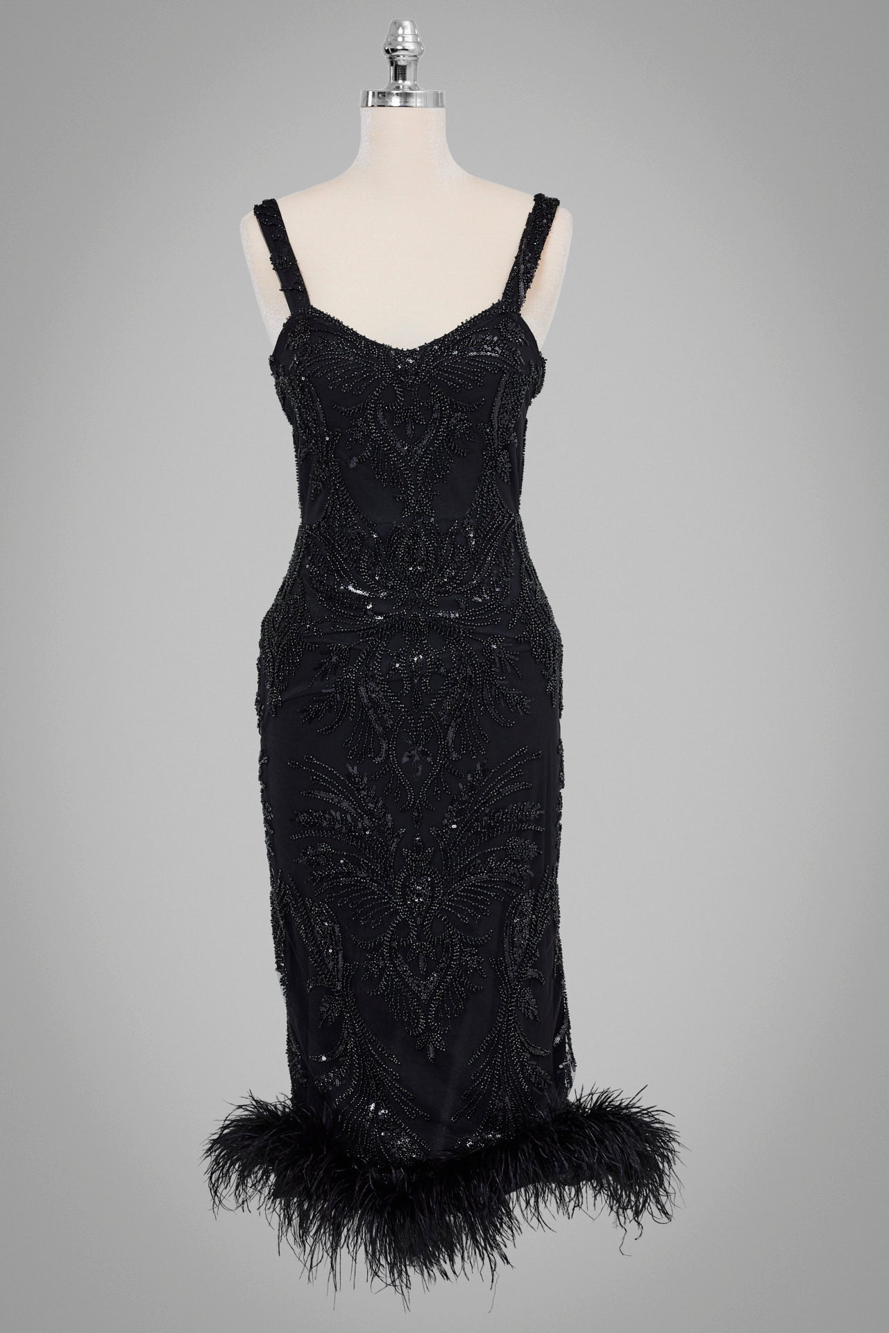 Elegantes schwarzes Midikleid mit Trägern, aufwendig bestickt und mit Federn am Saum verziert.