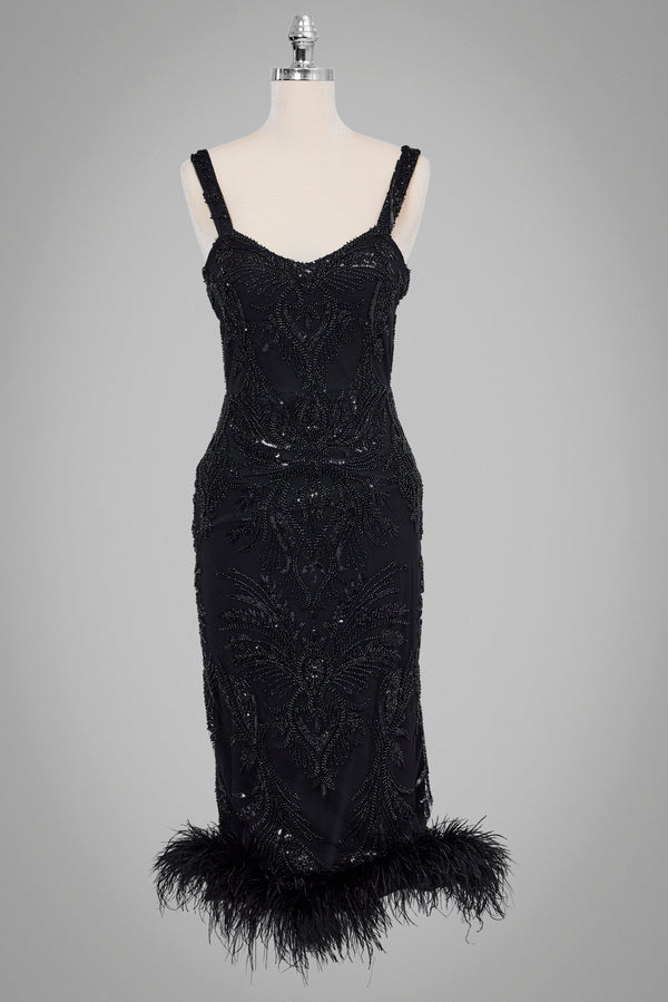 Elegantes schwarzes Midikleid mit Trägern, aufwendig bestickt und mit Federn am Saum verziert.