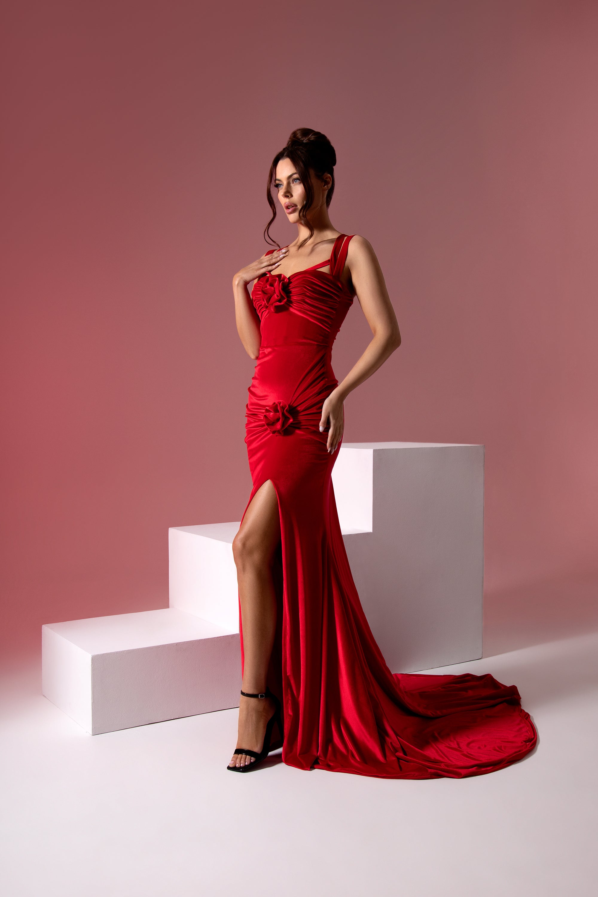 Elegantes samtes rotes Abendkleid mit figurbetonter Silhouette, Beinschlitz, Drapierungen und langer Schleppe.