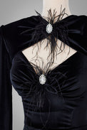 Schwarzes Minikleid aus Samt mit langen Ärmeln, Strass-Details, Cut-outs und Federn am Saum