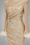 goldiges Paillettenkleid mit langen Ärmeln, Federn an den Bündchen