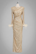 Langes, goldiges Paillettenkleid mit langen Ärmeln, Federn an den Bündchen und figurbetonter Silhouette.