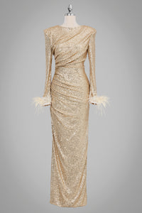 Langes, goldiges Paillettenkleid mit langen Ärmeln, Federn an den Bündchen und figurbetonter Silhouette.