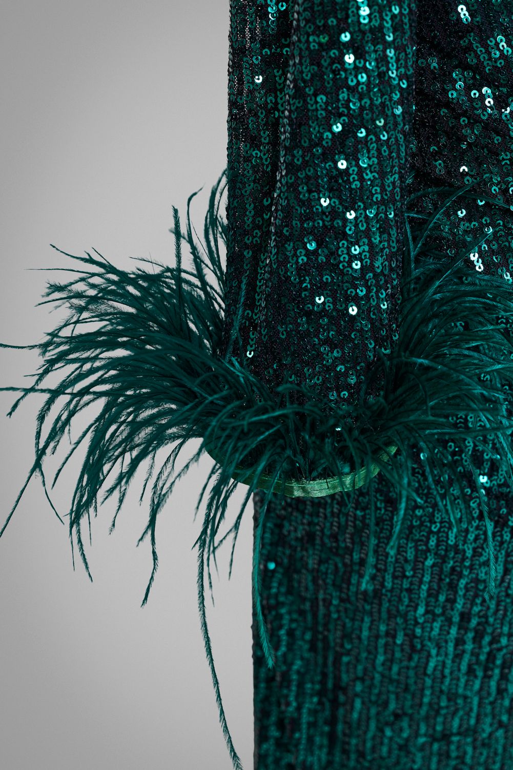  grünes Paillettenkleid mit langen Ärmeln, Federn an den Bündchen