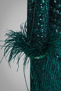  grünes Paillettenkleid mit langen Ärmeln, Federn an den Bündchen