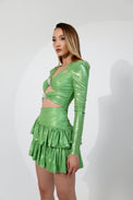 Grünes, glänzendes Zweiteiler-Set mit langärmligem, figurbetontem Oberteil, Cut-outs und Rüschen-Minirock.