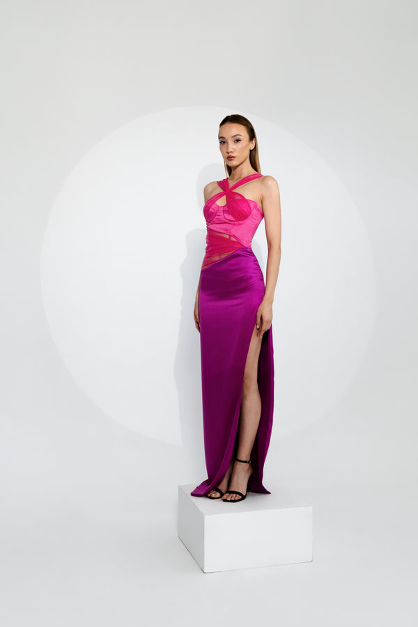 Elegantes pinkes Kleid mit drapiertem Tüll-Oberteil und satiniertem Rock mit hohem Beinschlitz getragen von einem Model.